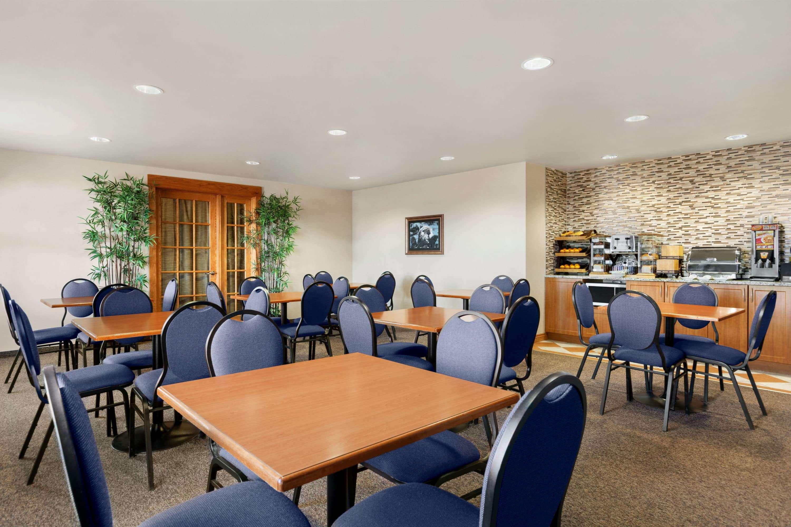 Days Inn & Suites By Wyndham Thompson Ngoại thất bức ảnh