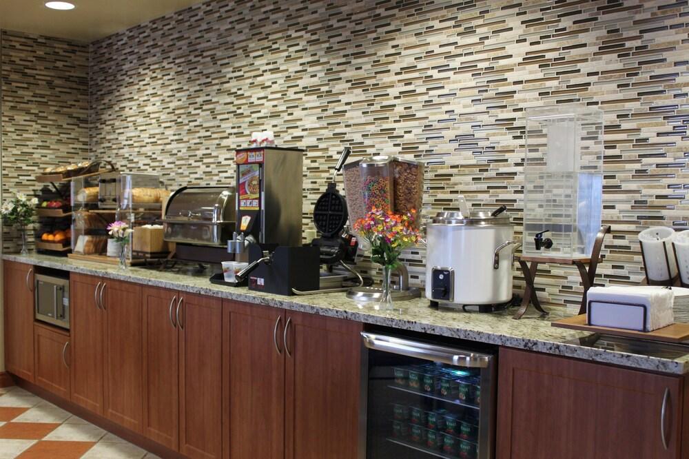 Days Inn & Suites By Wyndham Thompson Ngoại thất bức ảnh