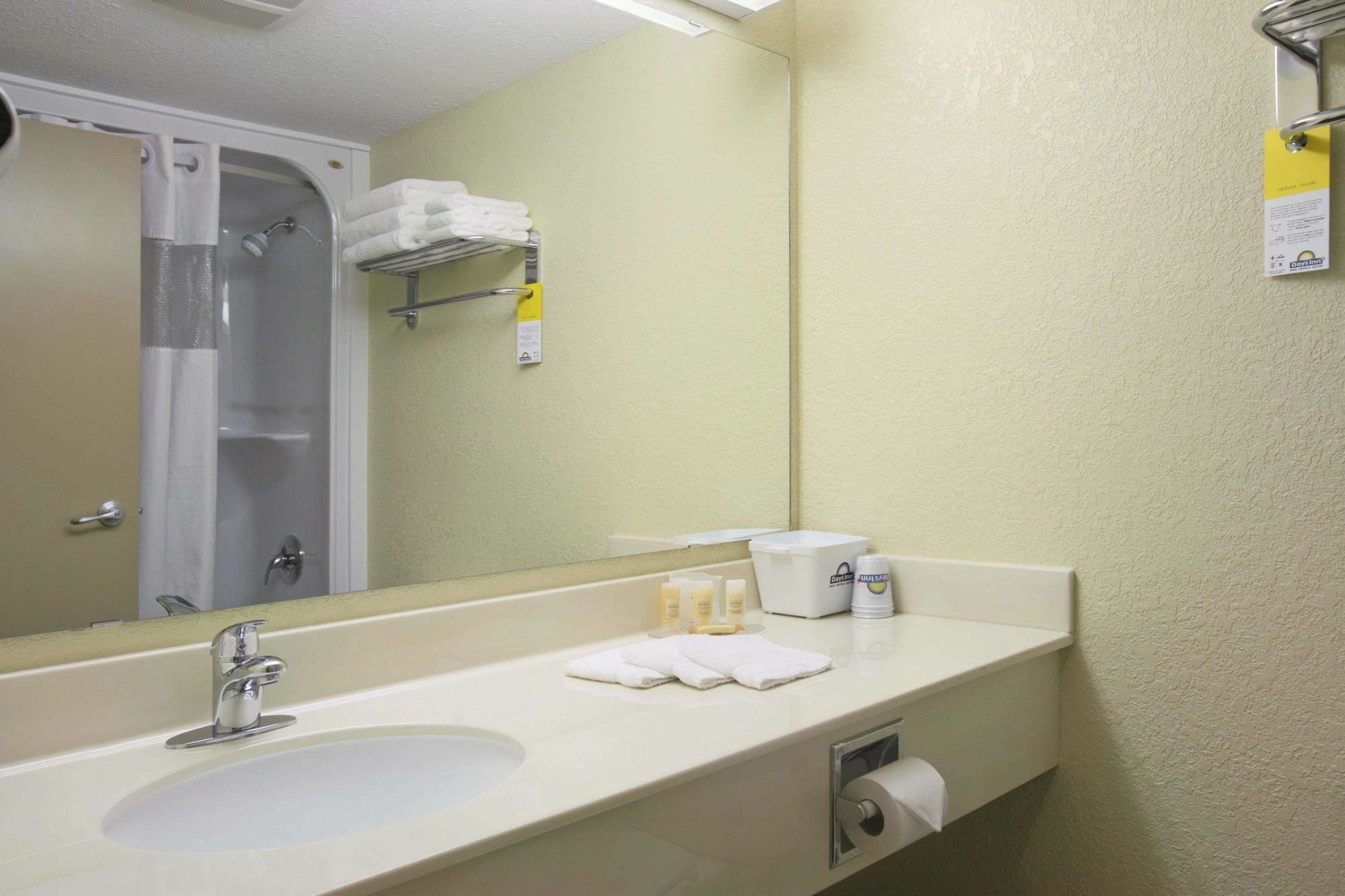 Days Inn & Suites By Wyndham Thompson Ngoại thất bức ảnh