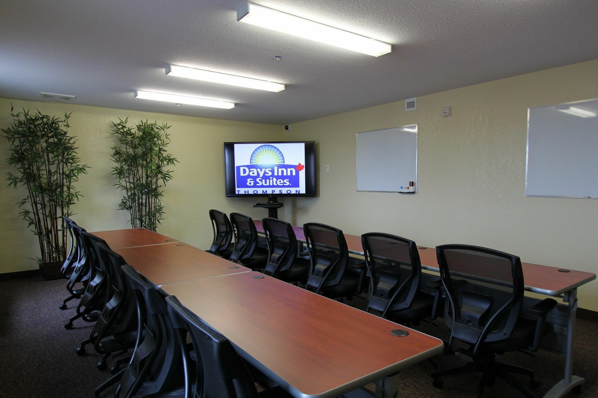 Days Inn & Suites By Wyndham Thompson Ngoại thất bức ảnh